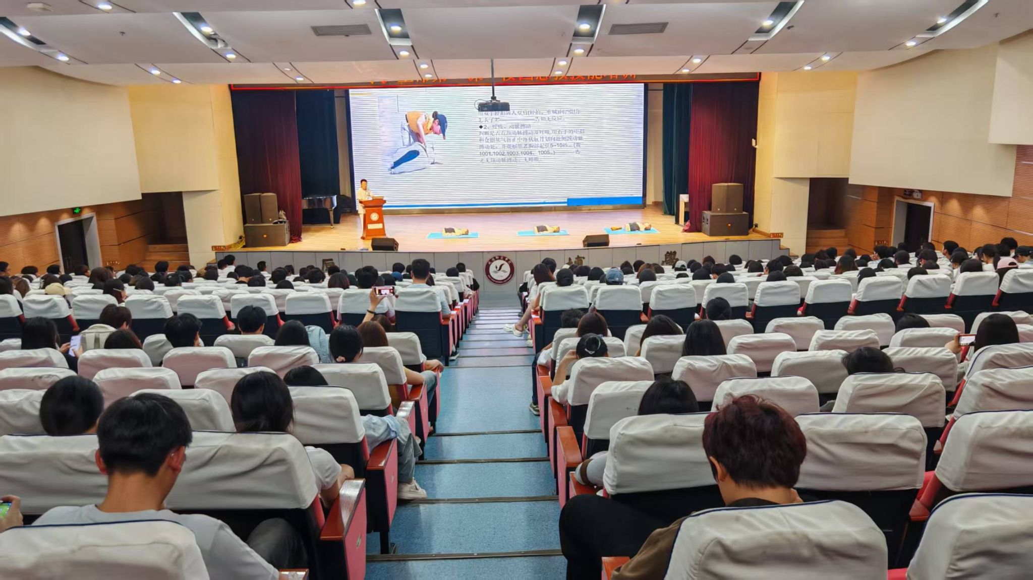 我校举行校园急救技...